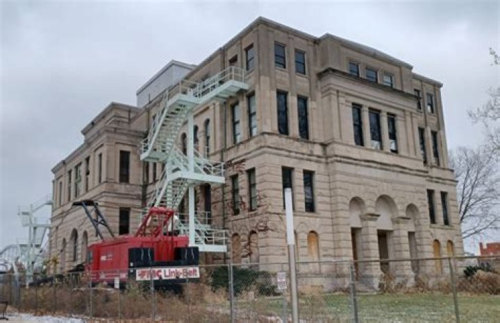 Demolition proceeding for new federal courthouse in downtown Rock Island