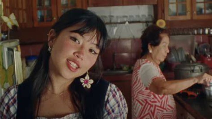 FilBritish Beabadoobee showcases Iloilo in &lsquo;Glue Song&rsquo; music video