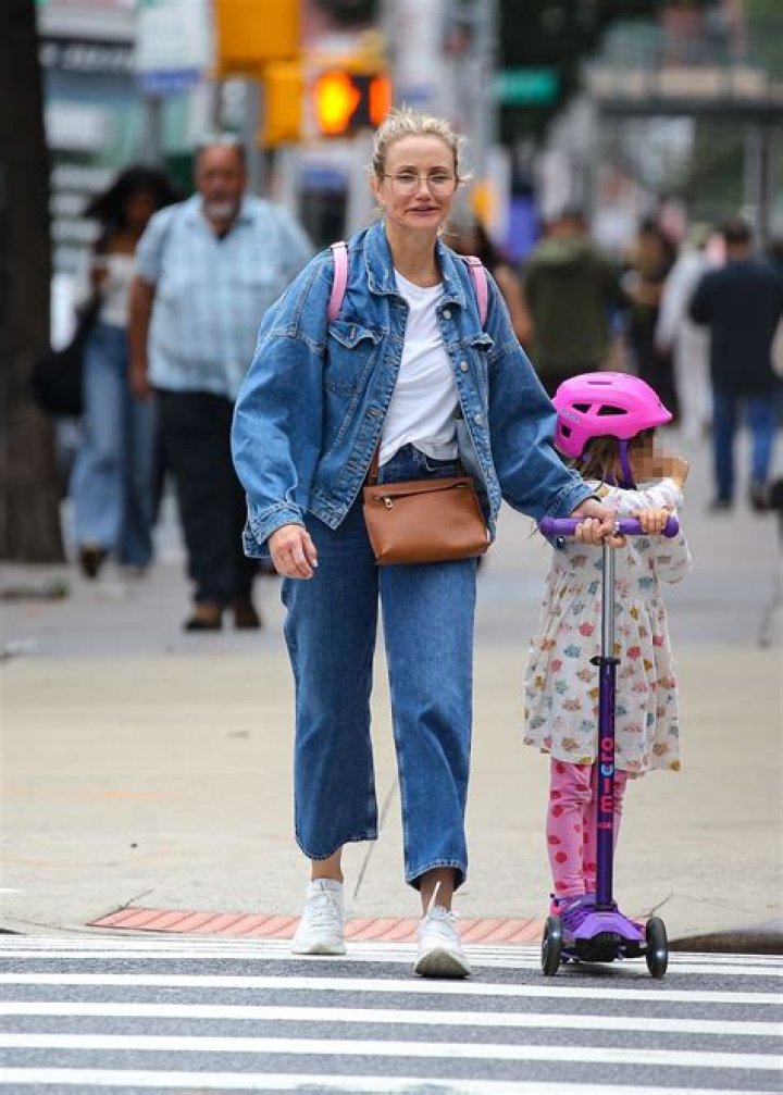 How Tall Is Cameron Diaz In Feet?