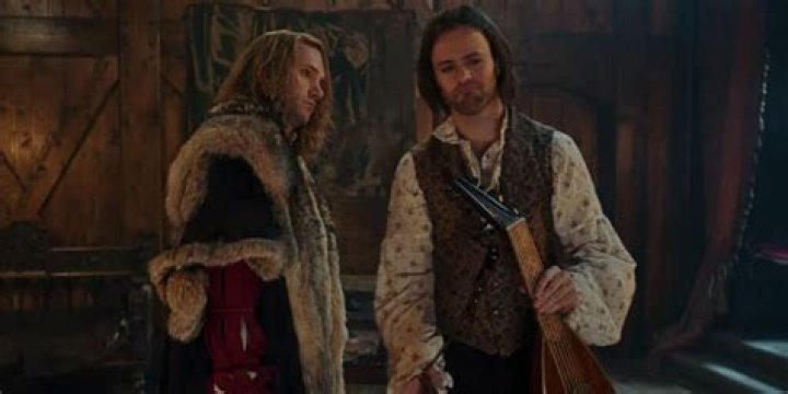 Jaskier shouldering his lute