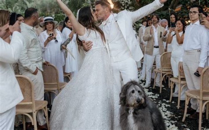 La novia de Juli&aacute;n Gil le regal&oacute; unos particulares zapatos que hicieron