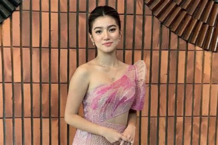 LOOK Belle Mariano walks red carpet at Seoul International Drama