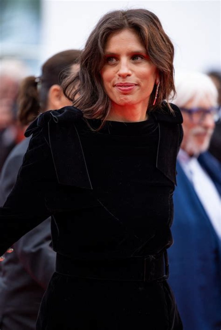 Ma&iuml;wenn Le Besco Mont&eacute;e des marches lors du 70e Festival