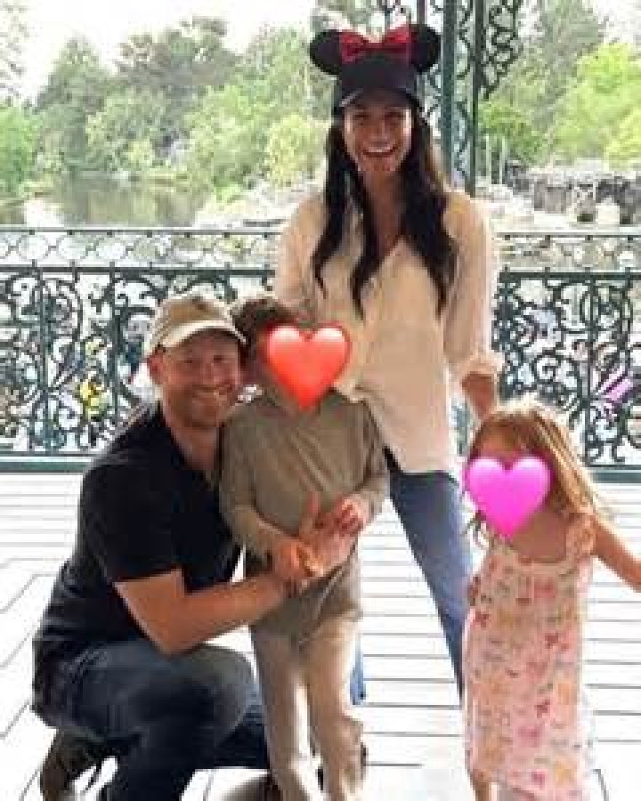 Meghan Markle and Princess Lilibet caught adorably waving during