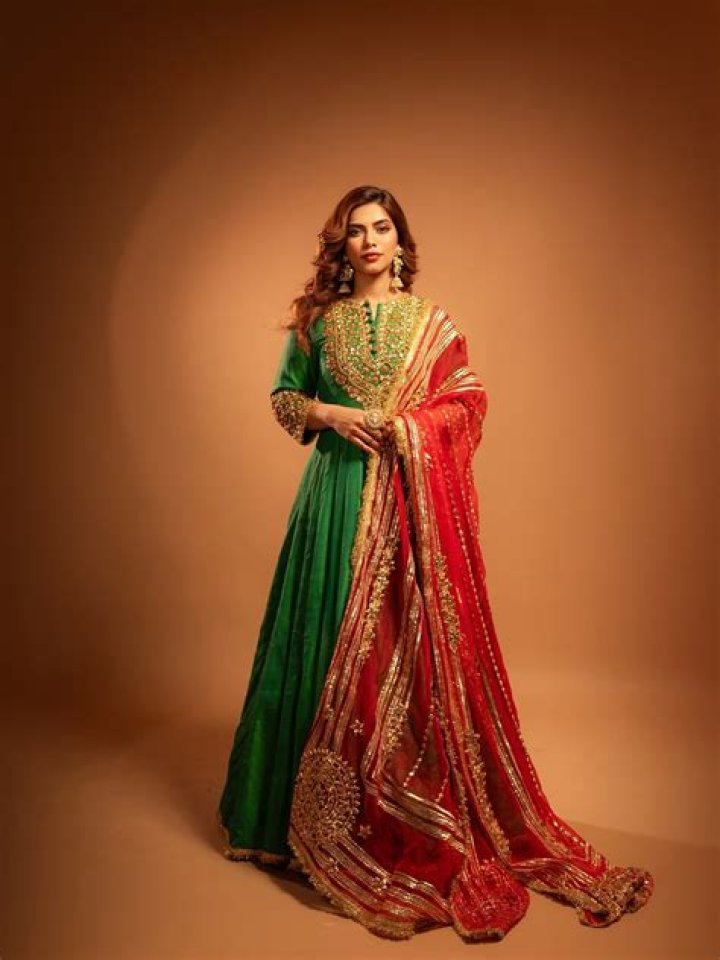 Nagma Hot in Saree Pics. Oh my God, this is amazing!