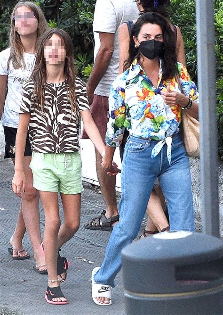 Pen&eacute;lope Cruz and her daughter Luna. Penelope cruz, Penelope cruze