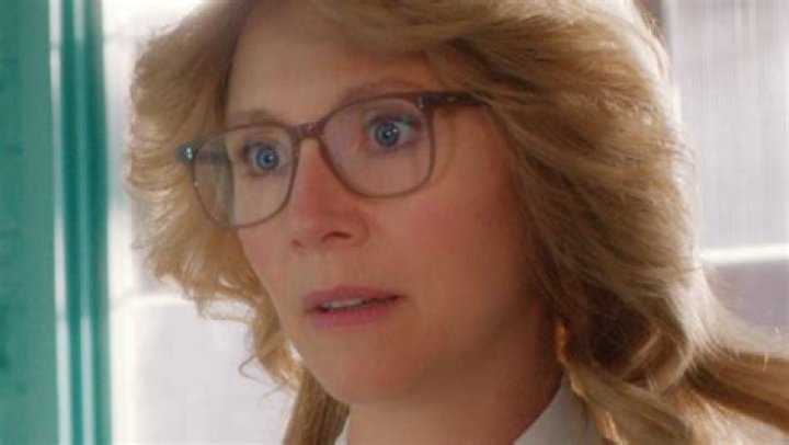 Sarah Chalke Was Scared And Thrilled To Film Firefly Lane Scenes With No Makeup