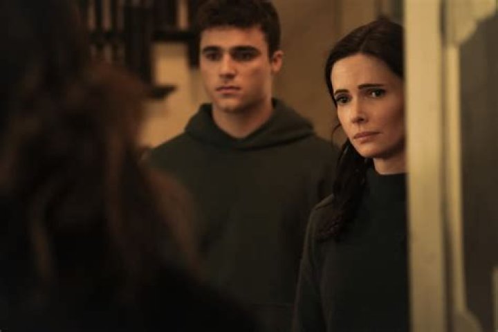 Superman & Lois' Elizabeth Tulloch Weighs In On Jonathan's Recasting