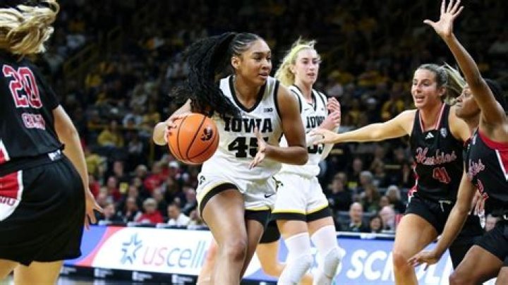 ‘Those are the players I love to play with’: Hannah Stuelke makes big impact off Hawkeyes’ bench