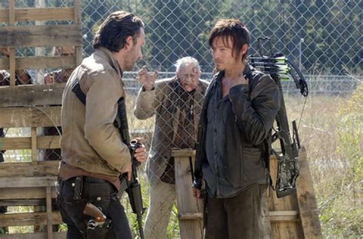 Walking Dead This Sorrowful Life Merle in prison