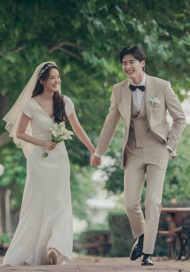 WEDDING Lee Jong Suk and IU The wedding is Expected and Predicted by